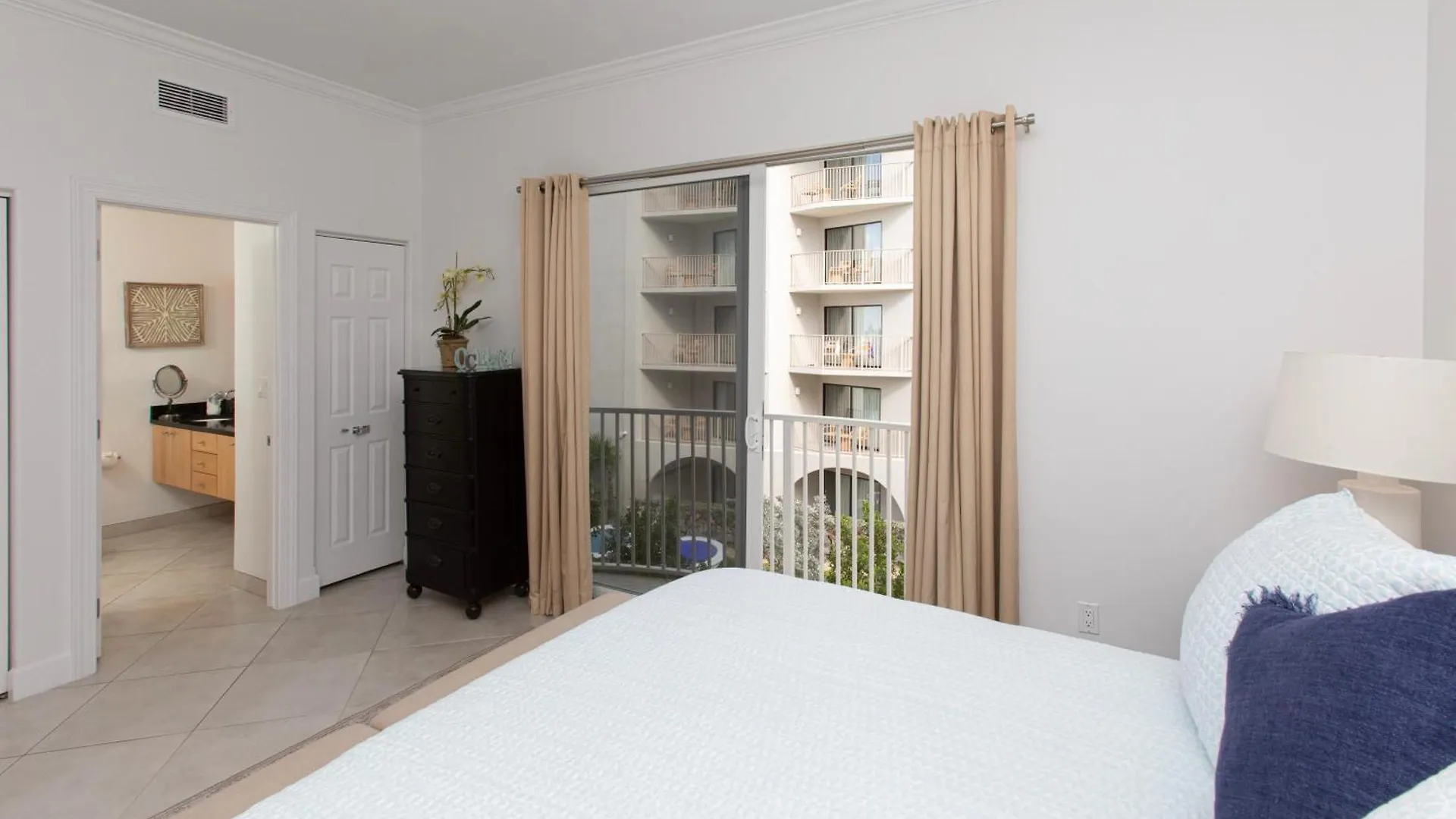 Apartment South Bay Beach Club 17- 2 Bedroom 2 Bathroom Unit George Town